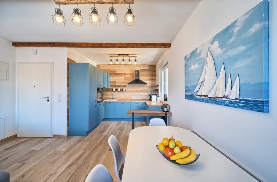 Nyitott konyha étkezővel és modern design