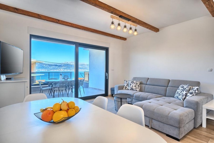 Nappali kanapéval és kijárat a tengerre néző teraszra