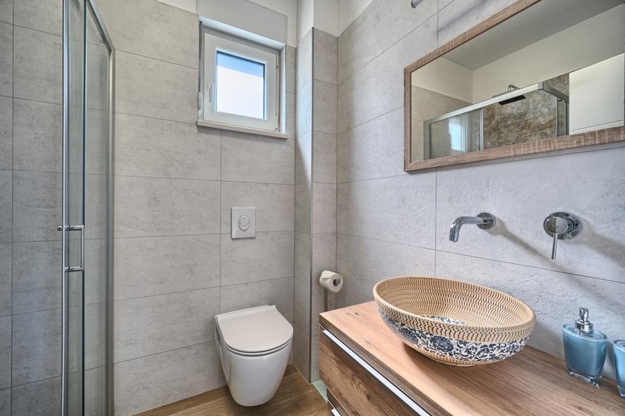 Modern fürdőszoba zuhanyzóval, WC-vel és ablakkal