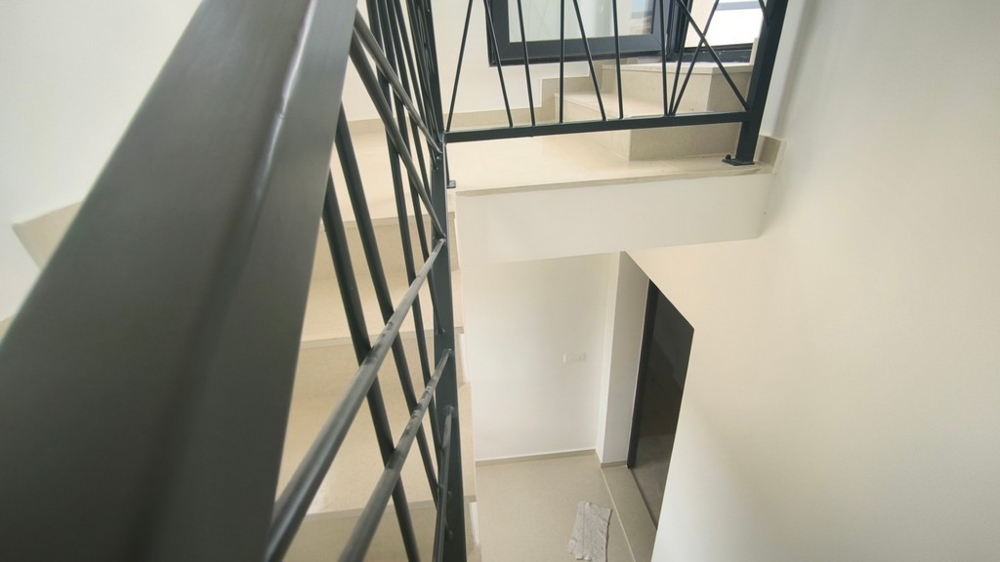 Lépcsőház fém korlátokkal
