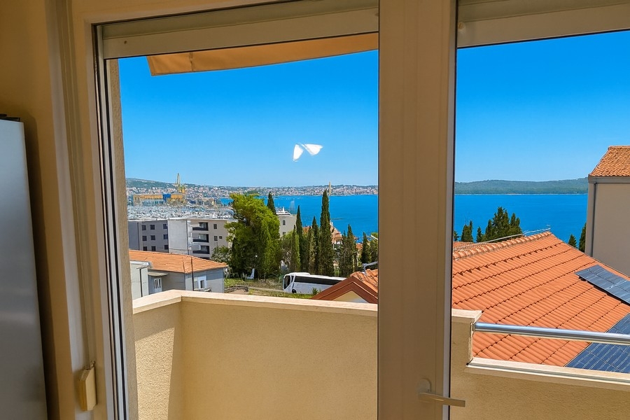 Tengerre néző kilátás az A3727 ingatlanról Trogir közelében Horvátországban - Panorama Scouting.