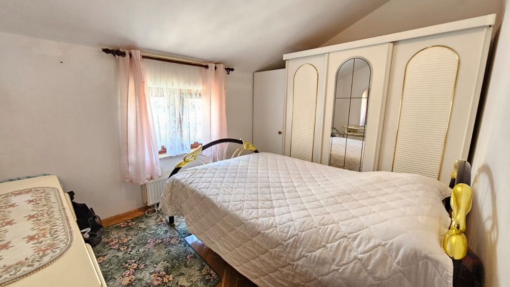 Hálószoba franciaággyal és gardróbbal