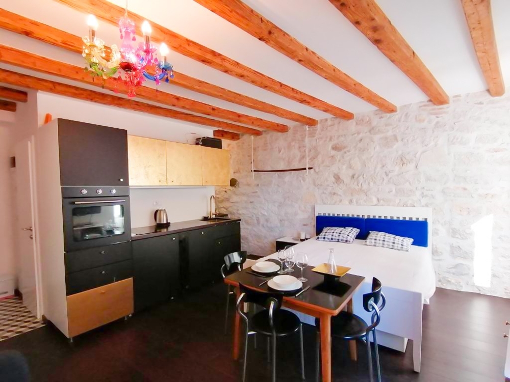 A szoba kényelmesen berendezett.