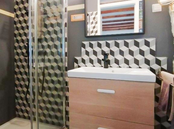 Zuhanyzó és mosdó.