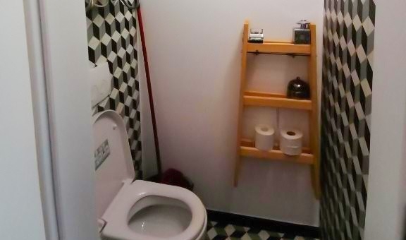 WC a kis fürdőszobában.