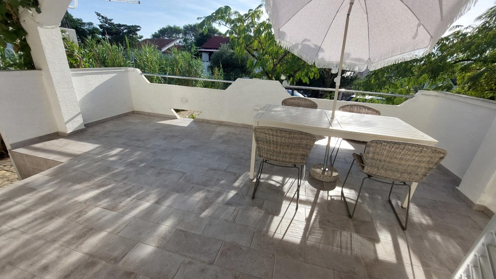 Földszinti lakás nagy terasszal eladó Horvátországban Pag szigetén.