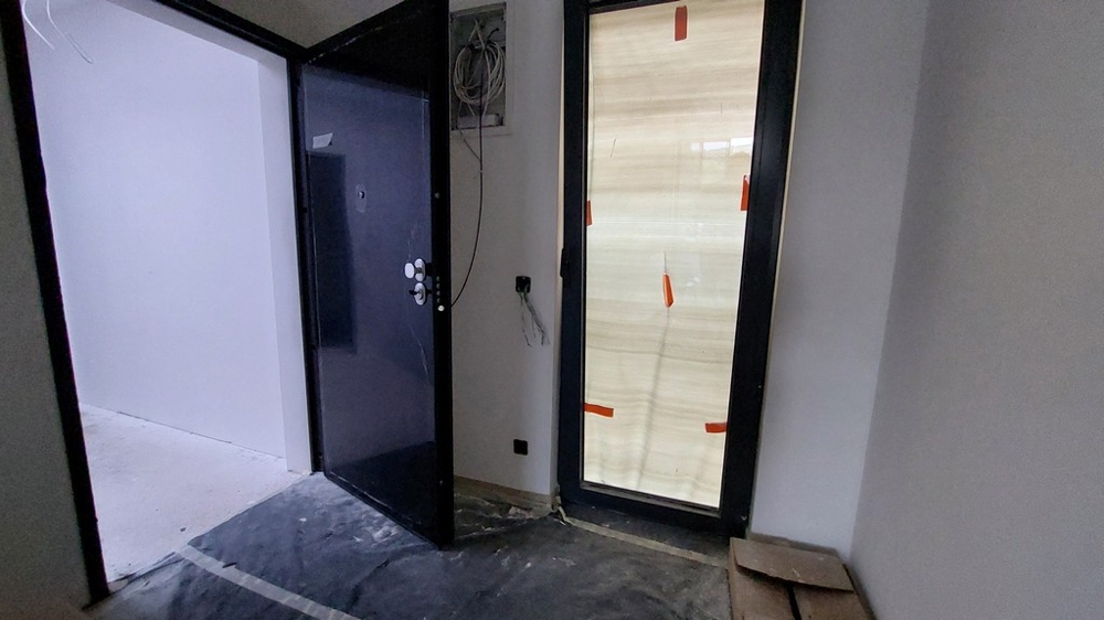 Bejárat biztonsági ajtóval.