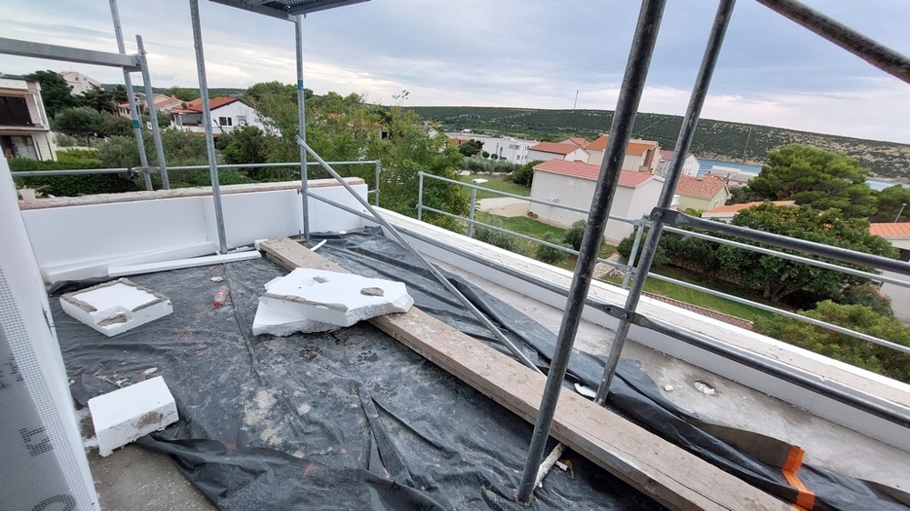 Terasz, kilátással a tengerre és a vidékre.