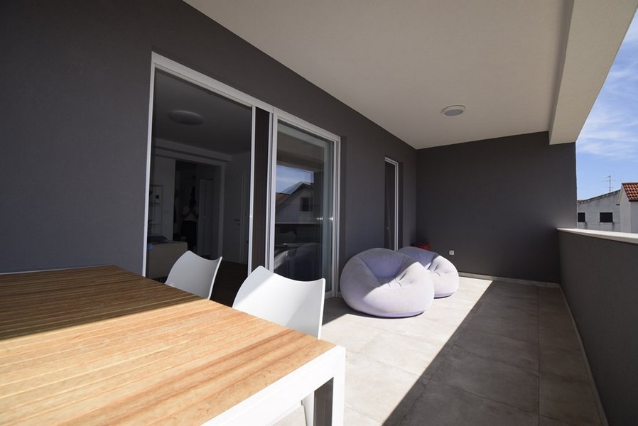 Az A3734-es ingatlan fedett terasza Dalmáciában, Sibenik közelében.