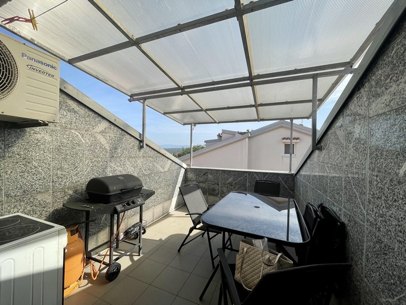 Az A3737-es ingatlan fedett terasza Malinskában, Krk szigetén.