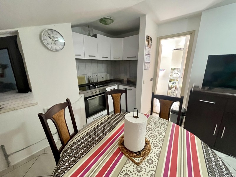 Konyha étkezővel és kilátással a nappalira