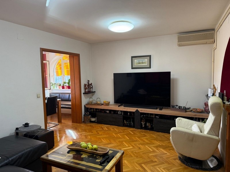 Nappali nagy TV-vel és légkondicionálóval