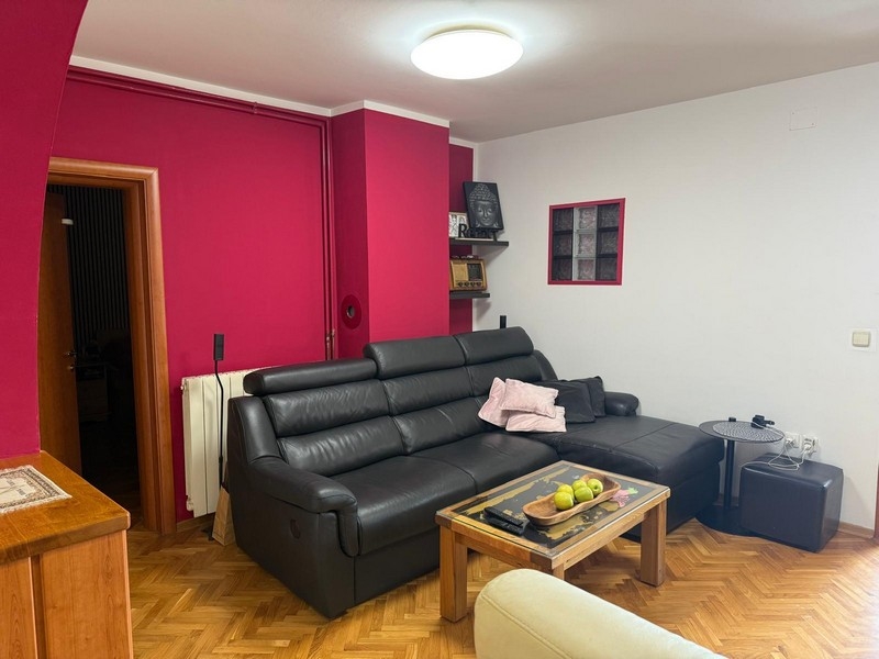 Nappali fekete bőr kanapéval és dohányzóasztallal