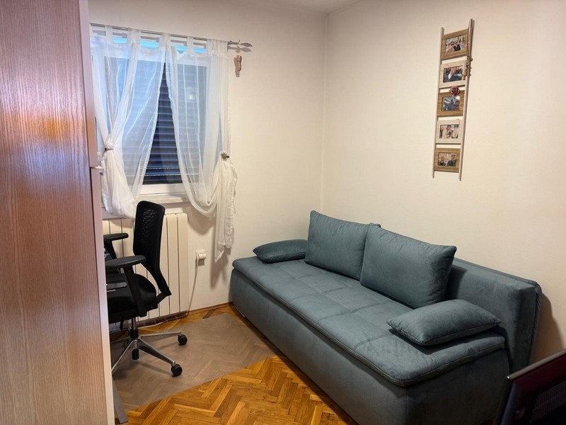 Kis szoba kanapéval és íróasztallal