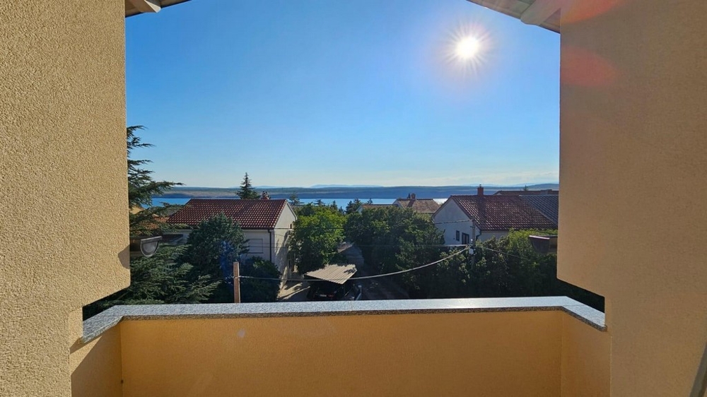 Tengerre néző kilátás az A3739 apartman erkélyéről Crikvenicában, Horvátországban.