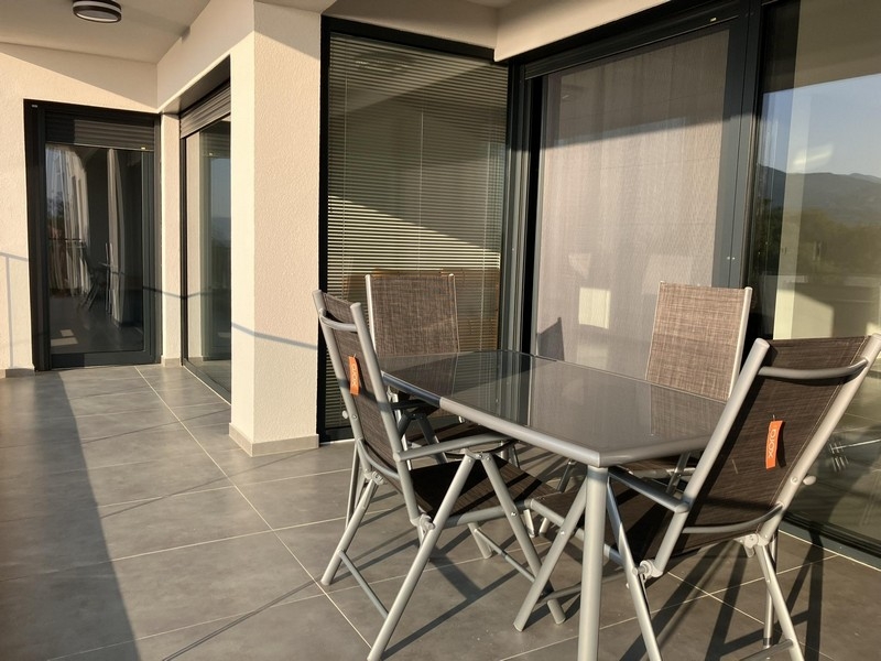 Az A3745-ös ingatlan terasza Novi Vinodolski közelében, Horvátországban.