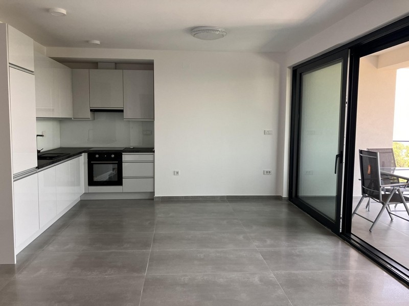 Modern konyha beépített gépekkel új lakásban Horvátországban