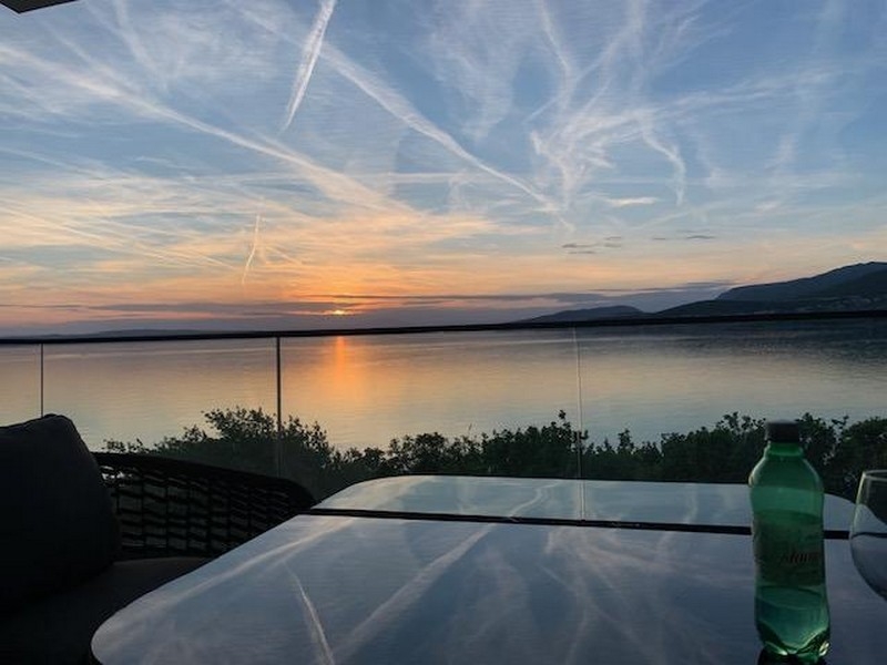 Tengerre néző erkély és naplemente Horvátországban