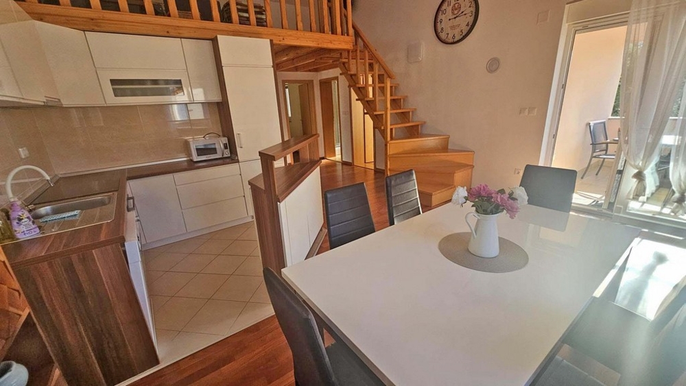 Kilátás az étkezőre, a konyhára és a galéria lépcsőjére