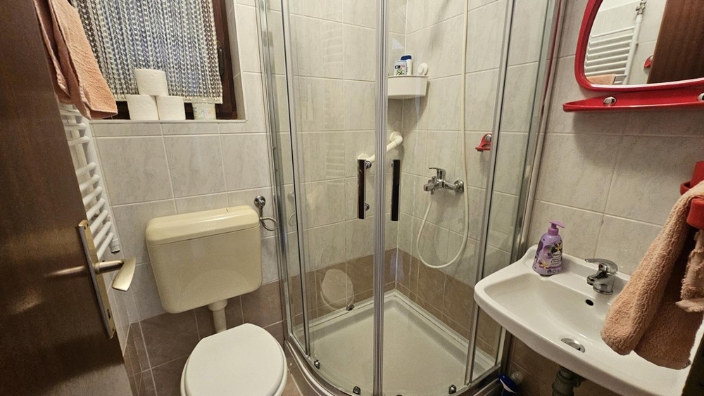 Fürdőszoba zuhanyzóval, WC-vel és mosdóval