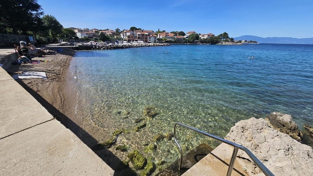 Kilátás az öbölre, stranddal és tiszta vízzel
