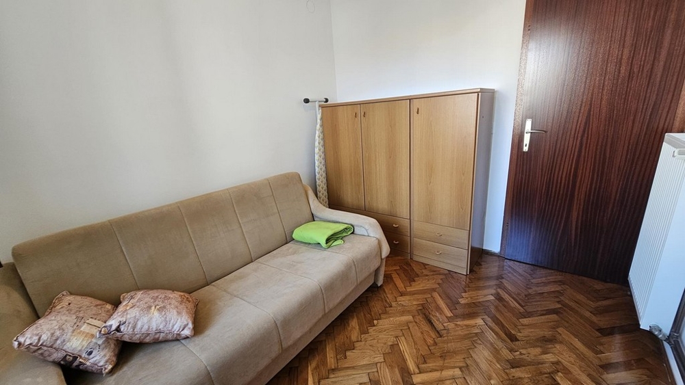 Hálószoba kanapéval és szekrénnyel
