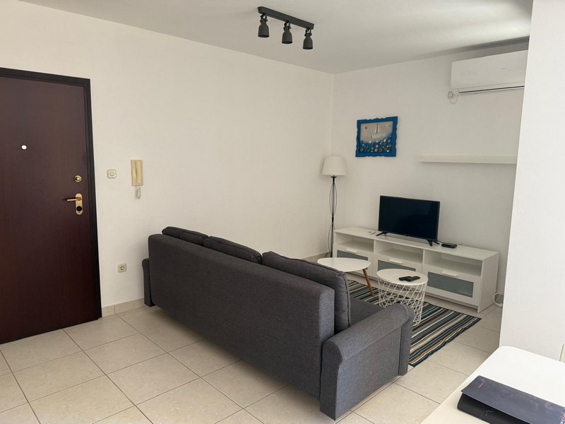 Nappali kanapéval és TV bútorokkal