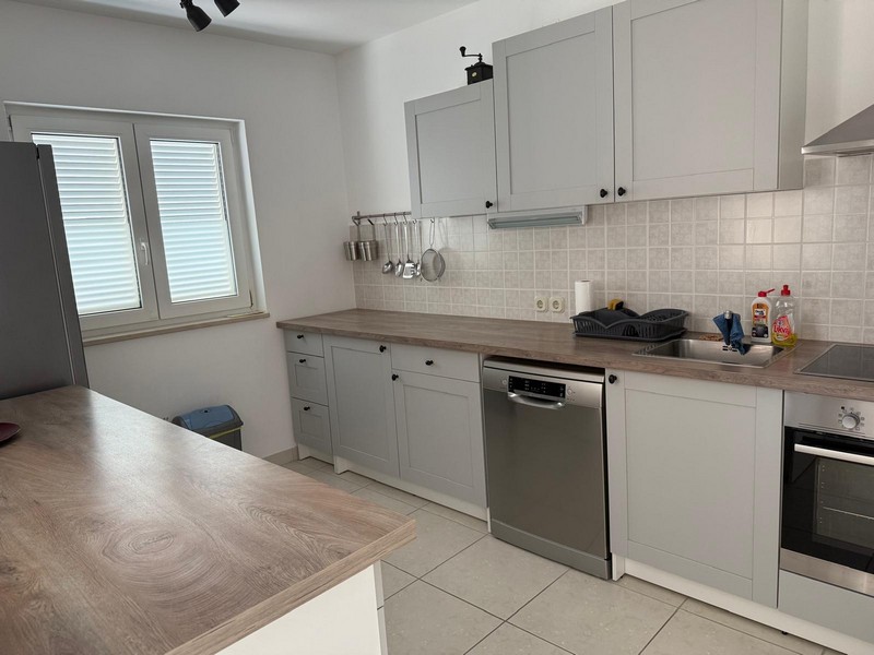 Konyha felszerelt konyhával és ablakkal