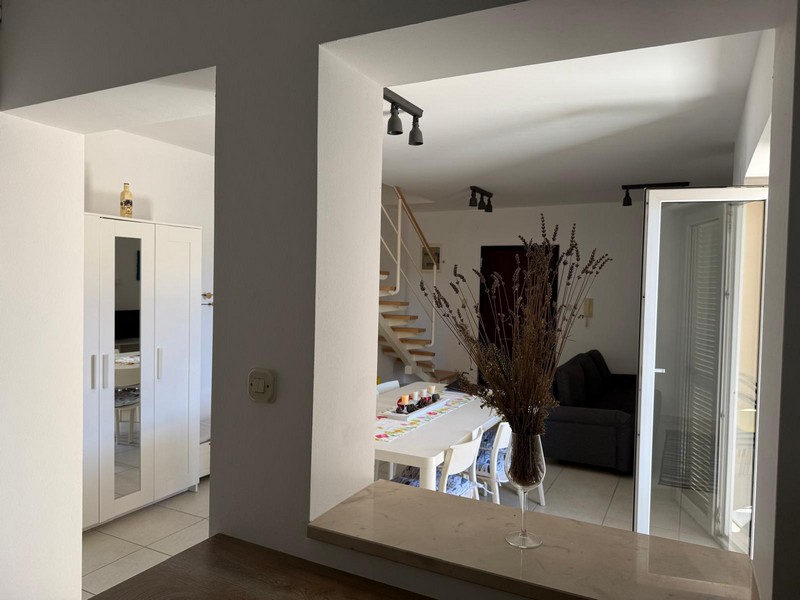 Kilátás az étkezőből a lépcsős nappaliba