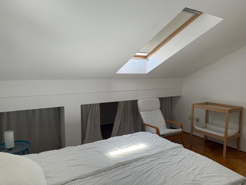 Tetőtéri hálószoba tetőablakkal