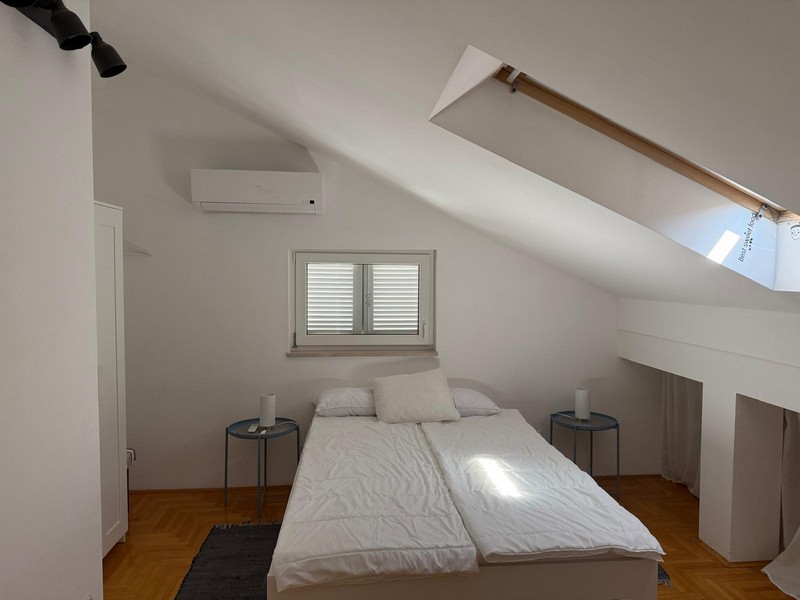 Tetőtéri hálószoba franciaággyal