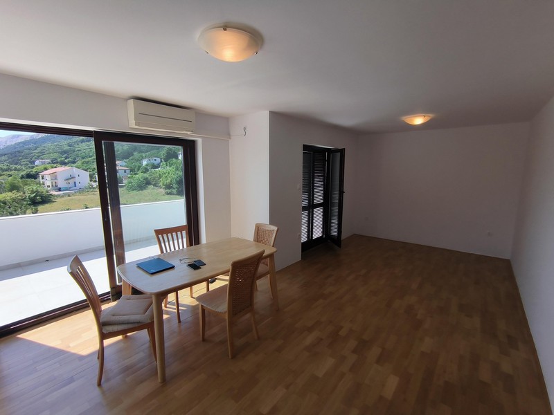 Világos nappali parkettával és kijárattal a teraszra