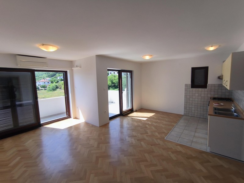 Nyitott nappali és étkező, kijárattal az erkélyre