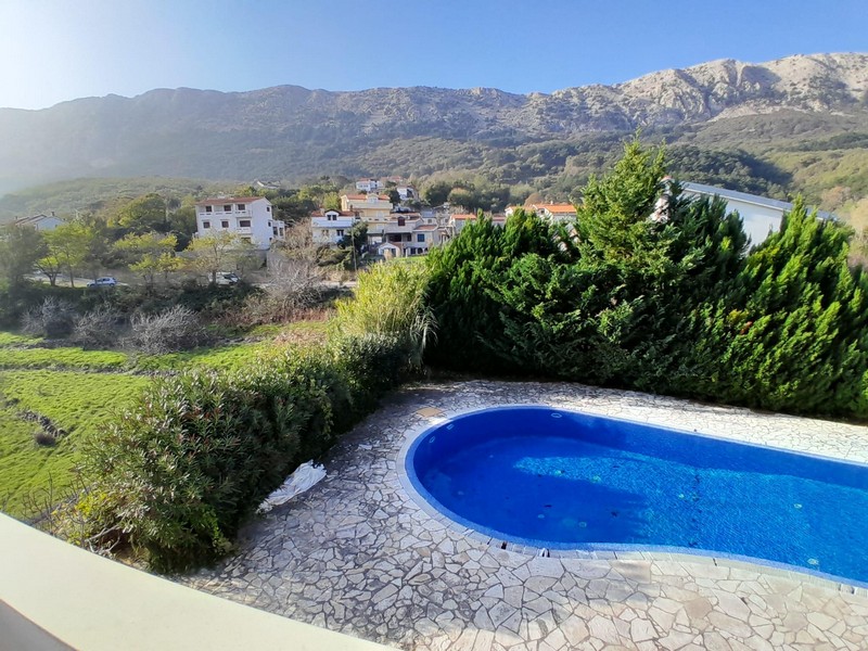 Vásároljon medencés apartmanokat a horvátországi Baskában.