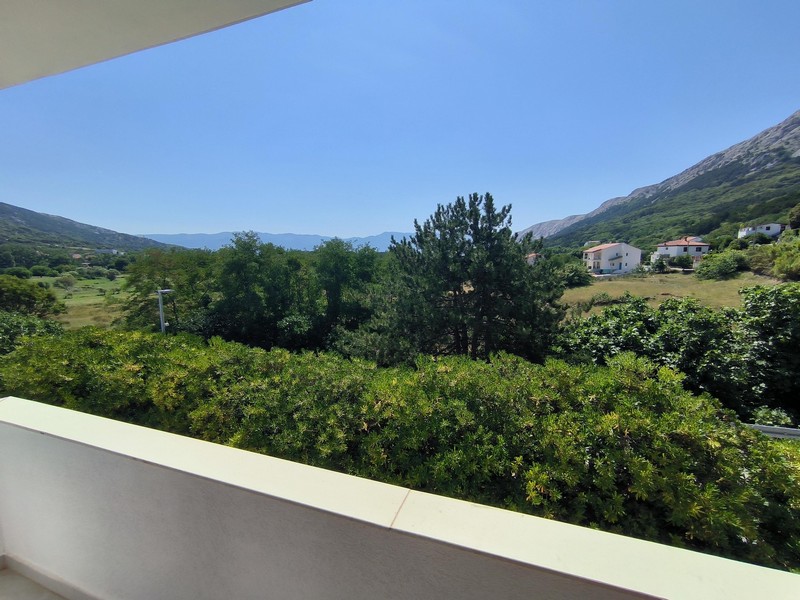 Erkély, kilátással a zöldre és a dombokra