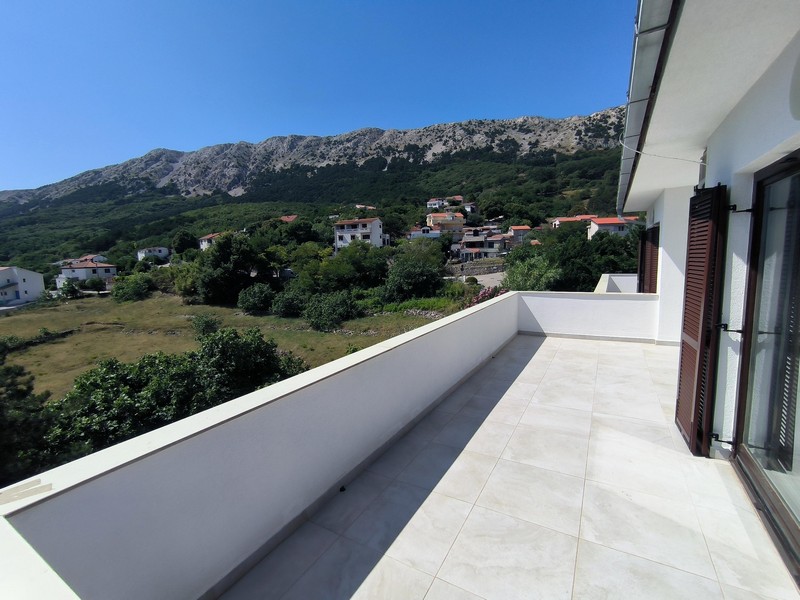 Terasz, kilátással a hegyekre és a környező házakra