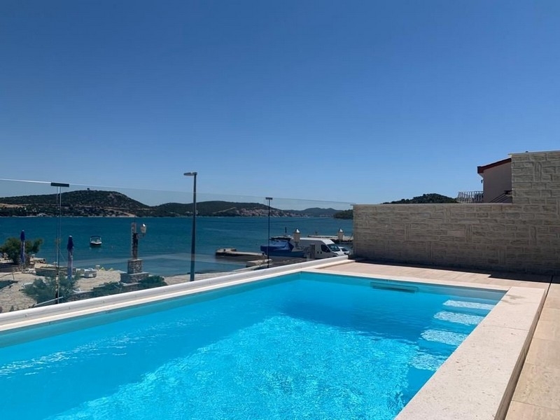 A horvátországi A3752 ingatlan úszómedencéjére és tengerre néző kilátással.