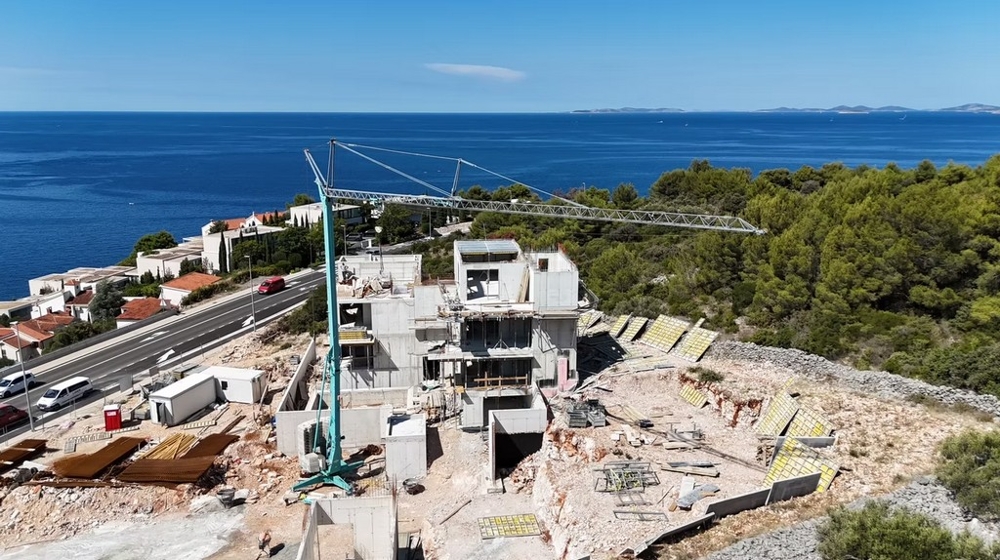 Az építkezés folyamatban lévő lakókomplexuma A3754 tengerre néző kilátással