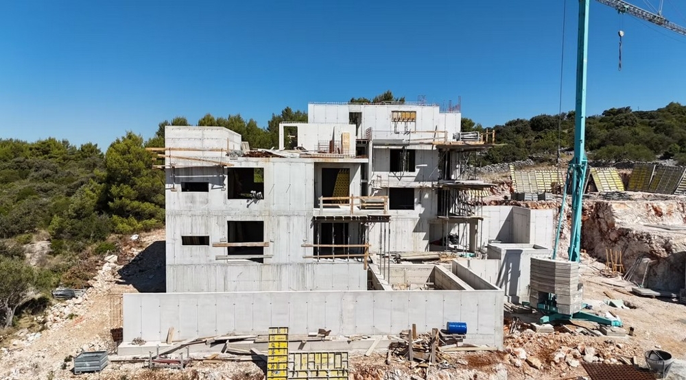 Egy modern apartmanház héja Horvátországban