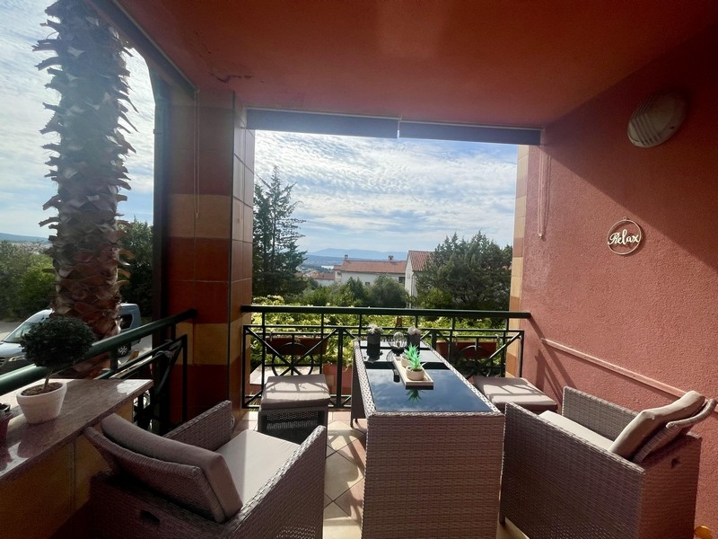 Ingatlan Krk-sziget - Apartman részleges kilátással a tengerre.