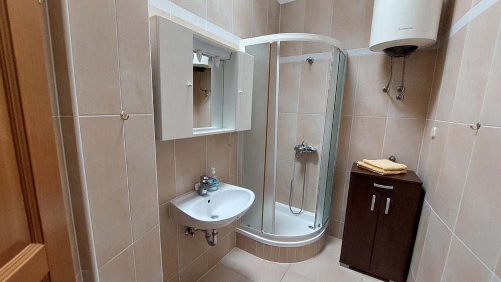 Fürdőszoba zuhanyzóval.