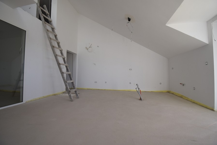 Nyitott tér a tetőtérben galériával és létralépcsővel