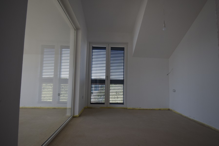 Szoba redőnnyel és üvegfallal