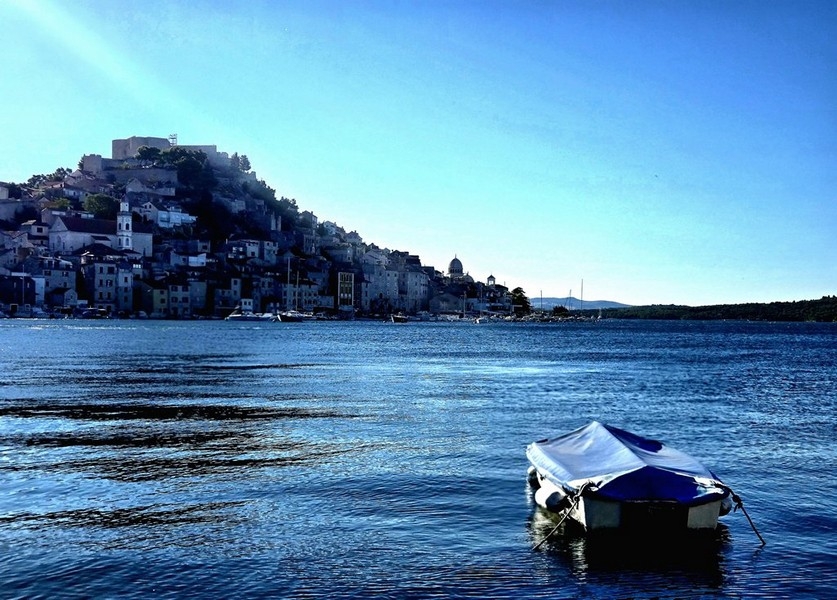 Kilátás Sibenikre a horvátországi A3762 ingatlanról.