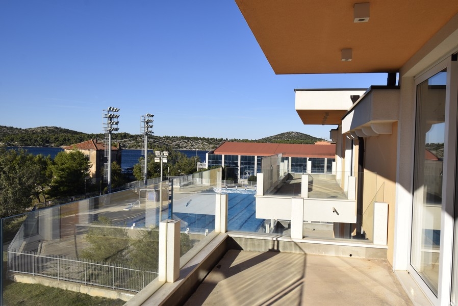 Tengerre néző erkély és kilátás a šibeniki sportkomplexumra