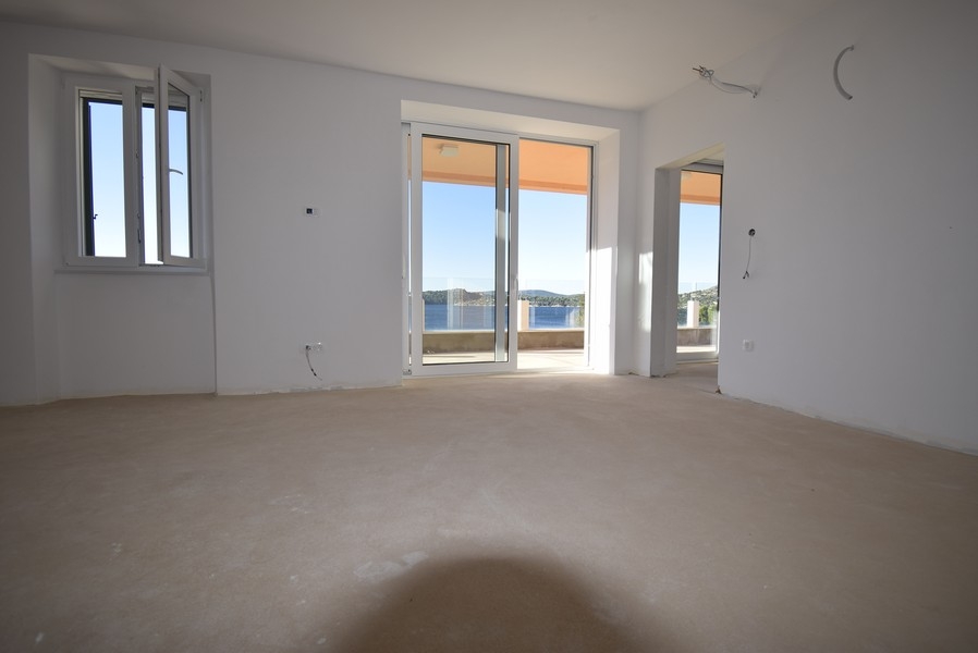 Nappali panorámás ablakokkal és kilátással a tengerre