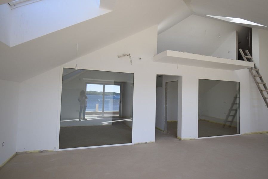 A galéria padlója és a nagy ablak előlapja tengerre néző kilátással