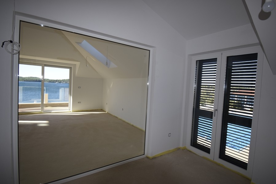 A hálószoba üvegfallal és erkélykapcsolattal