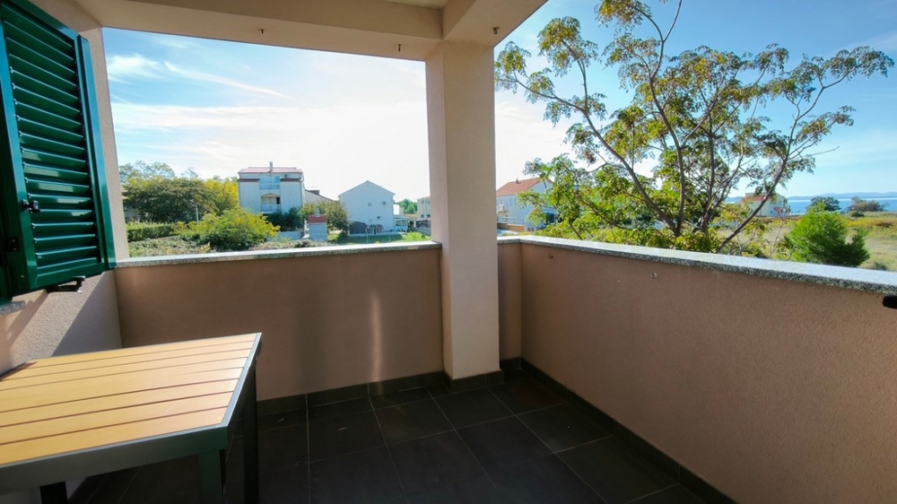 Tengerre néző terasz Privlakában, Zadar régióban, Horvátországban.