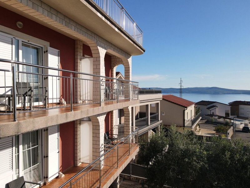 Nagy teraszos, tengerre néző lakás eladó Crikvenicában.